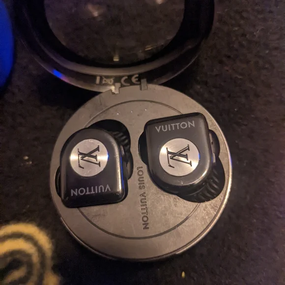 Louis Vuitton horizon ear buds